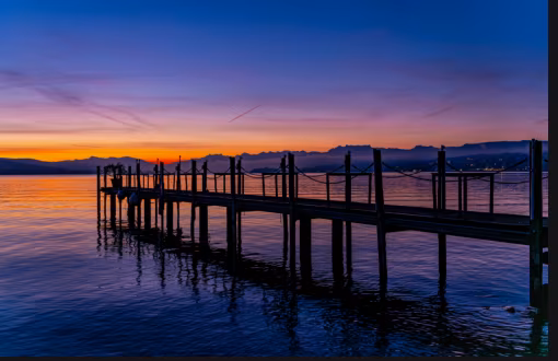 Steeg in der Morgendämmerung am See