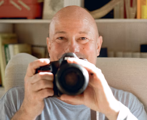 Fotograf mit Kamera vor sich